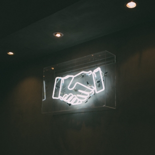 智財訊息圖-握手 燈.jpg