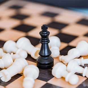 智財訊息圖-國際象棋棋盤上的黑王和戰敗的白色棋子.jpg